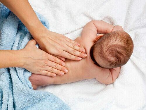 Lévana massothérapeute massage bébé à Hyères dans le var